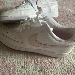 Women’s Nike tennis shoes
